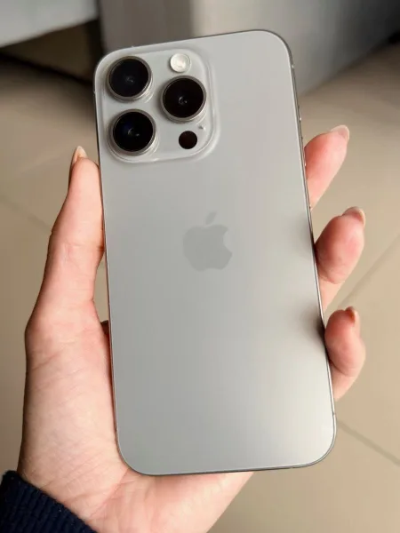 iPhone 15 Pro cinza